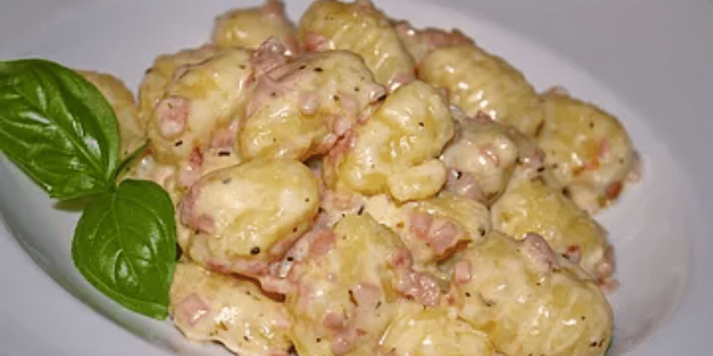 Hier ist ein Rezept für leckere Gnocchi mit einer cremigen Käse ...